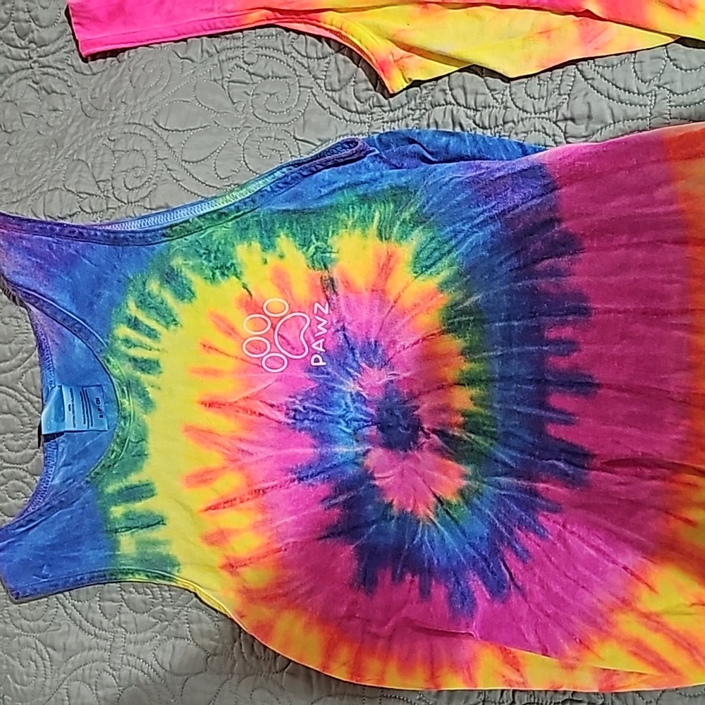 Woman's tye dye pawz tank top